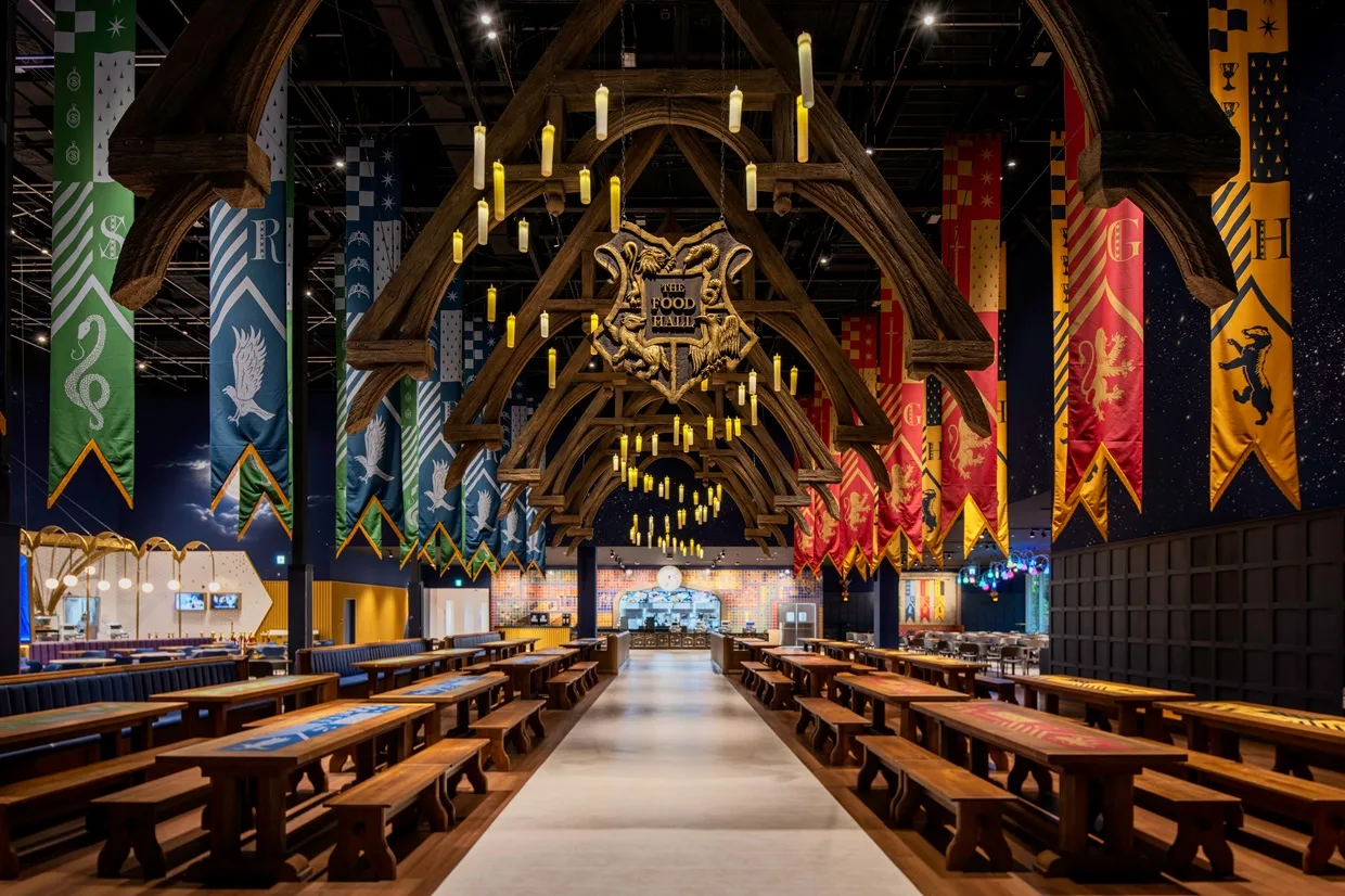 スタジオツアー東京 映画『ハリー・ポッター』の世界観を再現したレストラン フードホールの店内