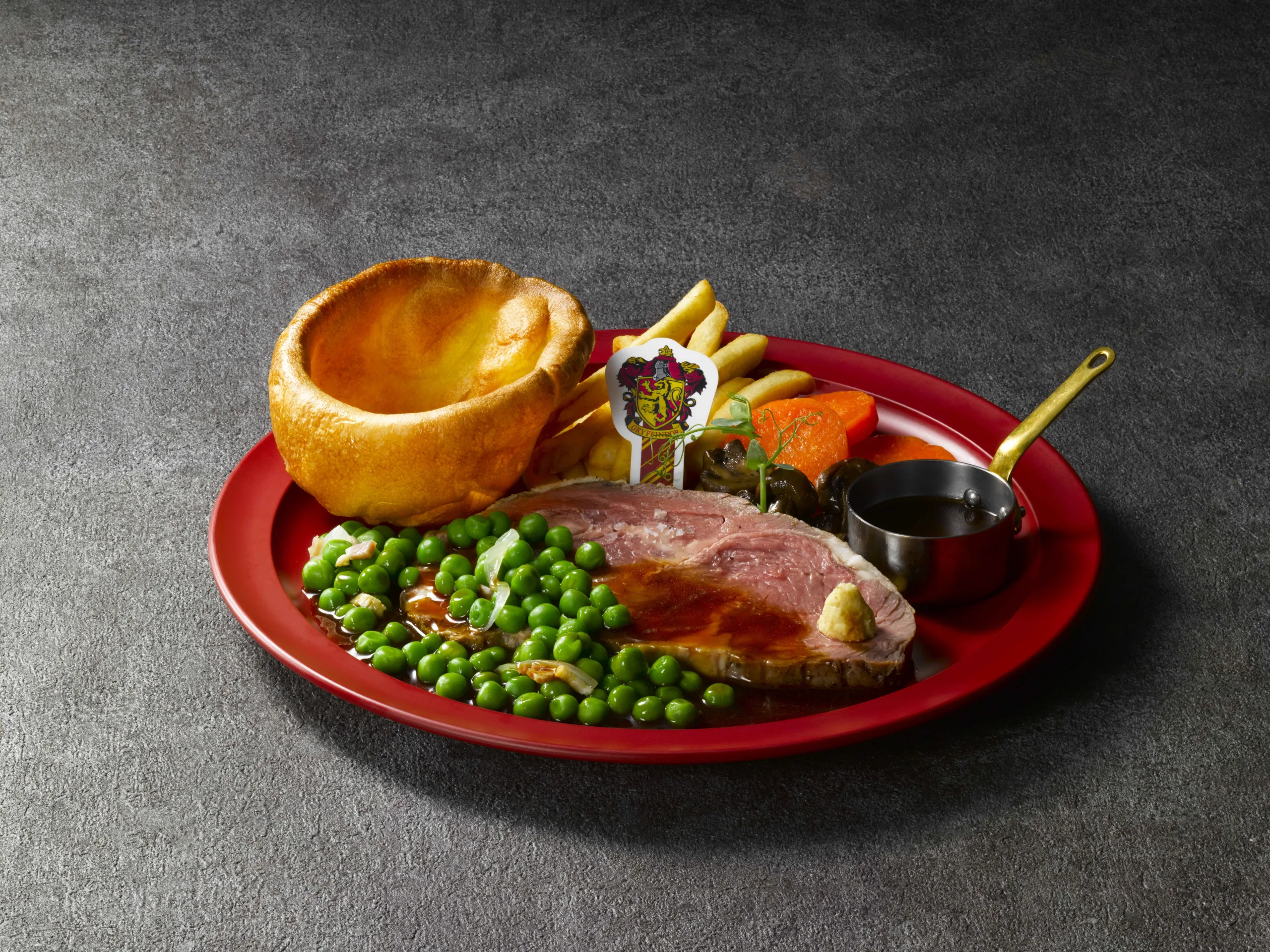 スタジオツアー東京 映画『ハリー・ポッター』の世界観を再現したレストラン バックロットカフェのグリフィンドールプレート