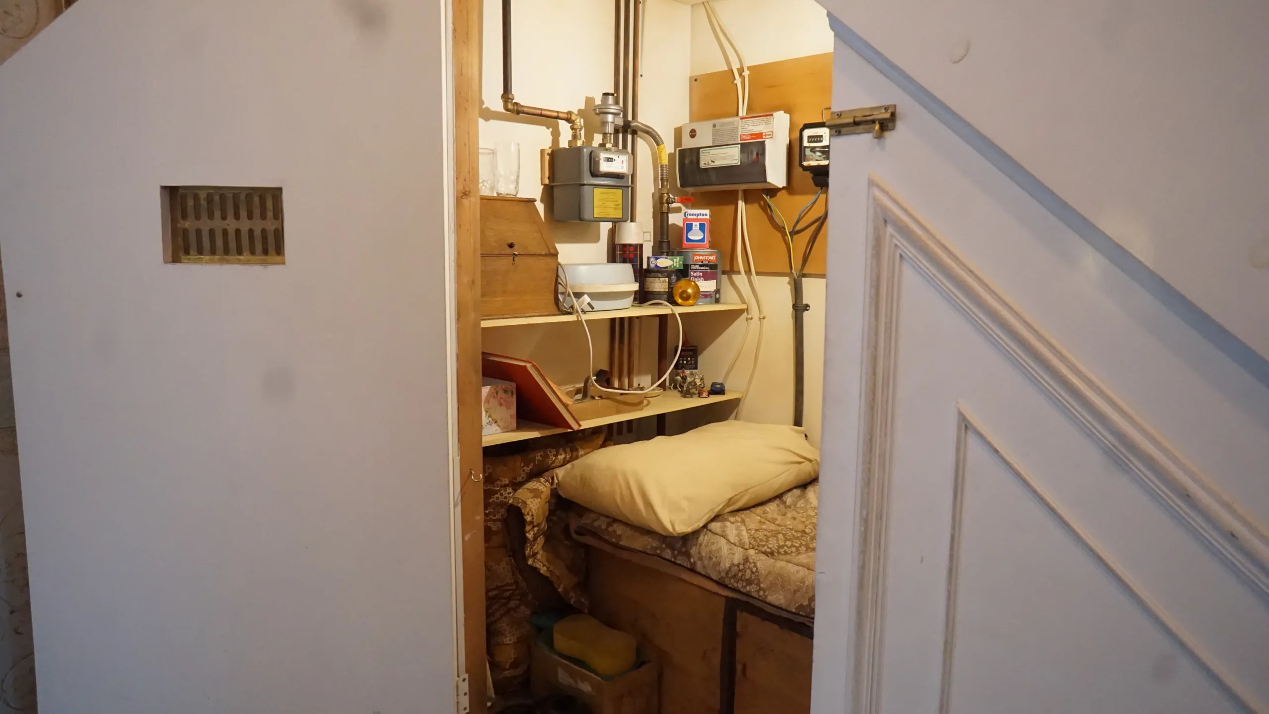 階段下の物置小屋_ハリーの寝室